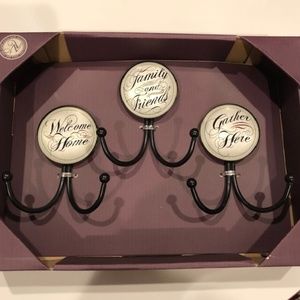 DECORATIVE WALL HOOKS (3) WELCOME FAMILY GATHER